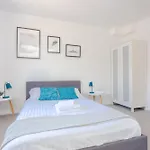 Lovely 4 Bedroom House With Garden Near Waterloo