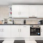 Perfect Location 2Bed 2Bath Apt Central London
