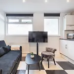 Perfect Location 2Bed 2Bath Apt Central London