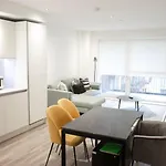 Luxury London Royal Wharf Apartment