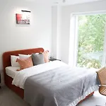 Luxury London Royal Wharf Apartment