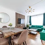 Lux 3-Bed Apartment With Patio In Central London