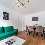 Lux 3-Bed Apartment With Patio In Central London