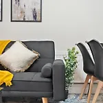 Stylish 3-Bedroom Greenwich Apartment 2 Bath Pad & Free Parking