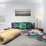 Modern Basement Apartment Stoke Newington London, Close To Transport