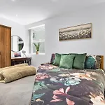 Modern Basement Apartment Stoke Newington London, Close To Transport