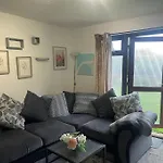 Private Apt Close To Train Station
