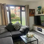 Private Apt Close To Train Station