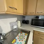 Private Apt Close To Train Station