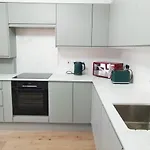 Spacious 2B2B Apartment With Garden