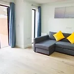 Spacious 2B2B Apartment With Garden