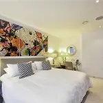 Whitecross Apartment