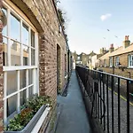 Idyllic Mews Apartment In Fantastic Location!