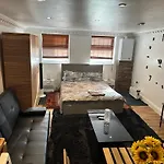 1 Bedroom Studio London S5