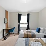 Stylish 3-Bedroom Greenwich Apartment 2 Bath Pad & Free Parking