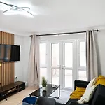Stylish 3-Bedroom Greenwich Apartment 2 Bath Pad & Free Parking