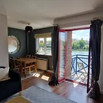 Wapping 700Sqft 2 Bedroom Apartment - South Facing Dockside Views - Secure Parking