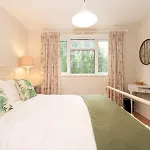 Pass The Keys Peaceful Zen Apartment With Parking Kew London