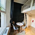 Trio\'S Haven In Portebello Road