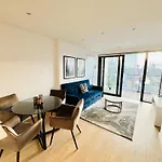 Modern Canary Wharf Apartment - Prime For Business & Family - Near Tube Access