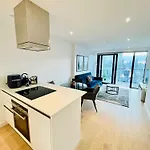 Modern Canary Wharf Apartment - Prime For Business & Family - Near Tube Access