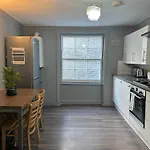 Luxury Room In A 4 Bedroom Flat! 4 Minutes Walk To Kingscross, St Pancras