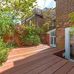 Charming Hampstead Retreat With Patio