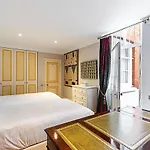 Elegant Two-Bedroom Flat In Evelyn Gardens