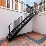 Elegant Two-Bedroom Flat In Evelyn Gardens