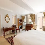 Elegant Two-Bedroom Flat In Evelyn Gardens