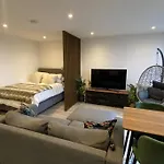 London Luxe: Stylish Studio
