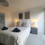 Luxurious & Modern Townhouse In Hammersmith