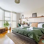 Stunning 2 Bed Riverside Flat