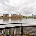 Stunning 2 Bed Riverside Flat