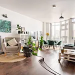 Stunning 2 Bed Riverside Flat