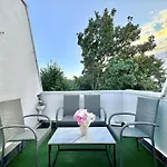 Newly Renovated Kensington 2 Bedroom Apartment With Balcony Near Harrods Sleeps 6, 2 Min Walk From Station