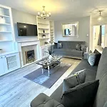Newly Renovated Kensington 2 Bedroom Apartment With Balcony Near Harrods Sleeps 6, 2 Min Walk From Station