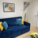 Beautiful Newly Renovated House Sleeps 6 People, Only 12 Minutes By Tube To Oxford Circus