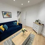 Beautiful Newly Renovated House Sleeps 6 People, Only 12 Minutes By Tube To Oxford Circus