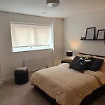 Modern Apartment - Garden & Free Parking