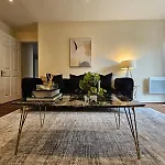 2 Bedroom Spacious Apartment In London