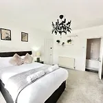 Shepherd Bush Beautiful Two Bedroom Apartment