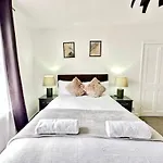 Shepherd Bush Beautiful Two Bedroom Apartment