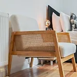 Charming 2-Bed Flat With Garden In London