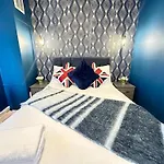 Three Bedroom Apartment Near Central London