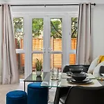Stylish 3-Bedroom Greenwich Apartment 2 Bath Pad & Free Parking
