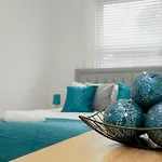 Large Stylish 2Bedroom Flat In Wood Green