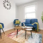 Large Stylish 2Bedroom Flat In Wood Green