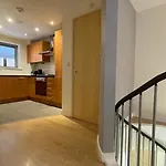 4- Bedroom , 1 Living Room Flat Near Emirates Stadium