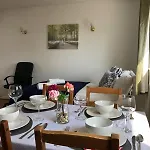 Comfy Entire Flat With City View Balcony In Regents Park, Camden, Central London